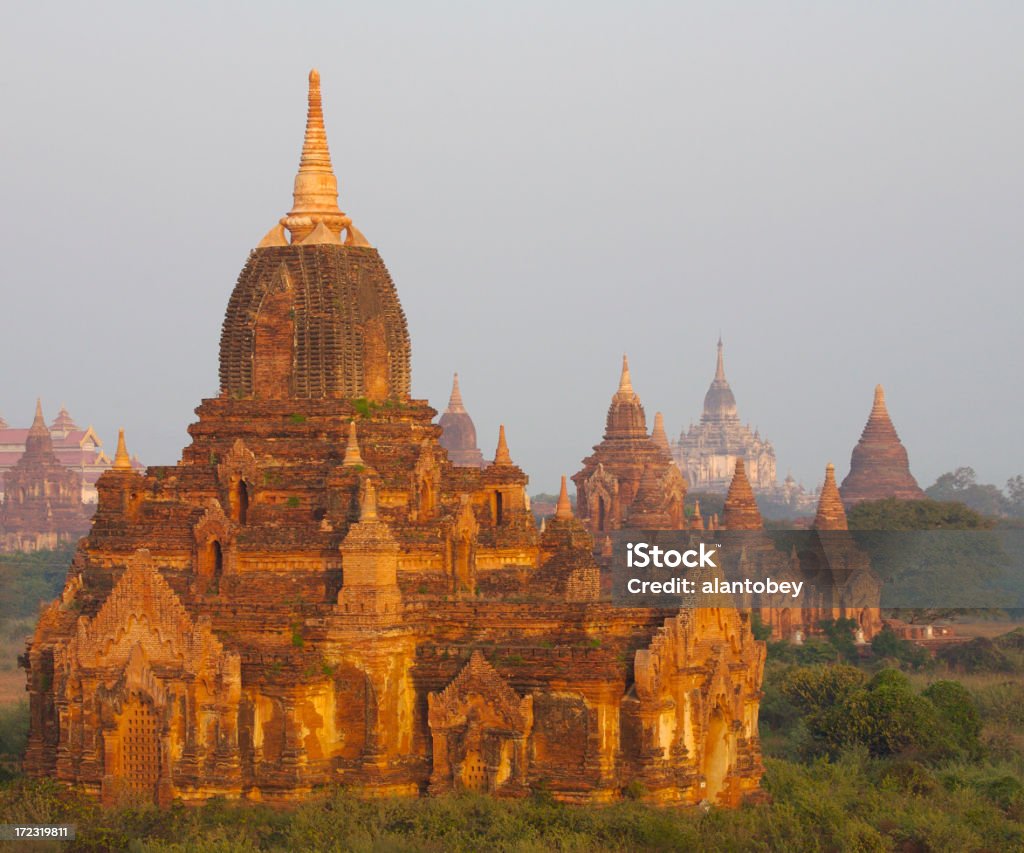 Bagan, Birmanie : Pagode Thambula de Sunrise lumière - Photo de Bagan libre de droits