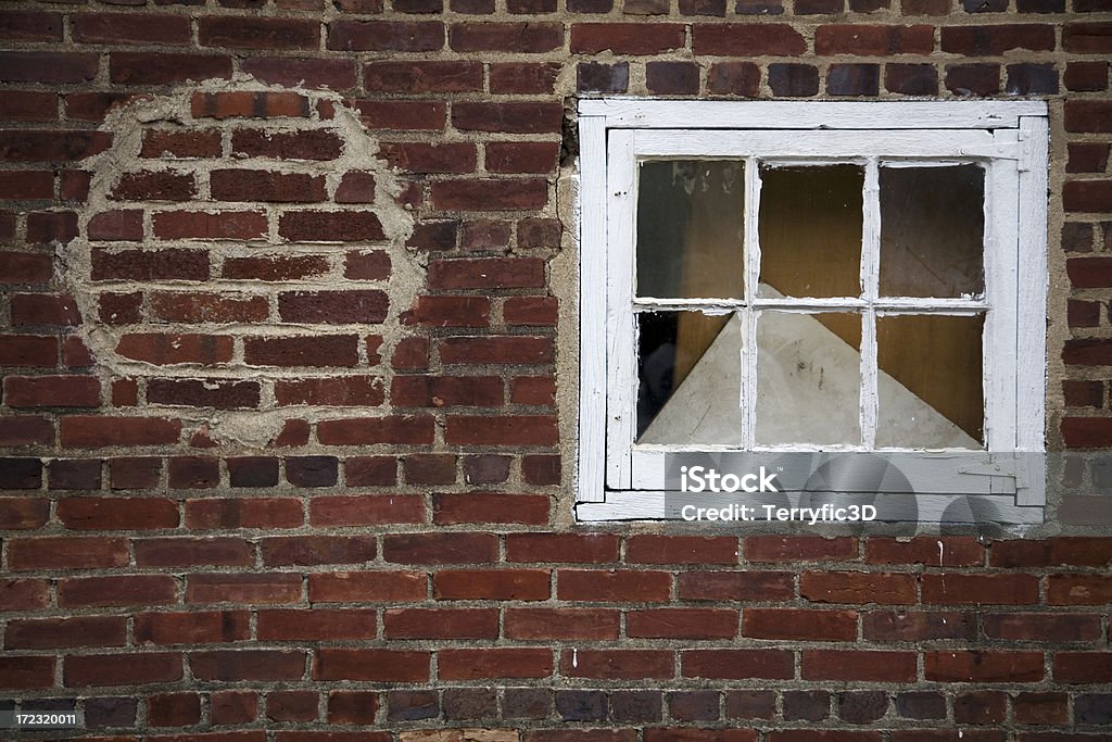 Fenêtre du vieux mur de briques avec trou rapiécé - Photo de Architecture libre de droits
