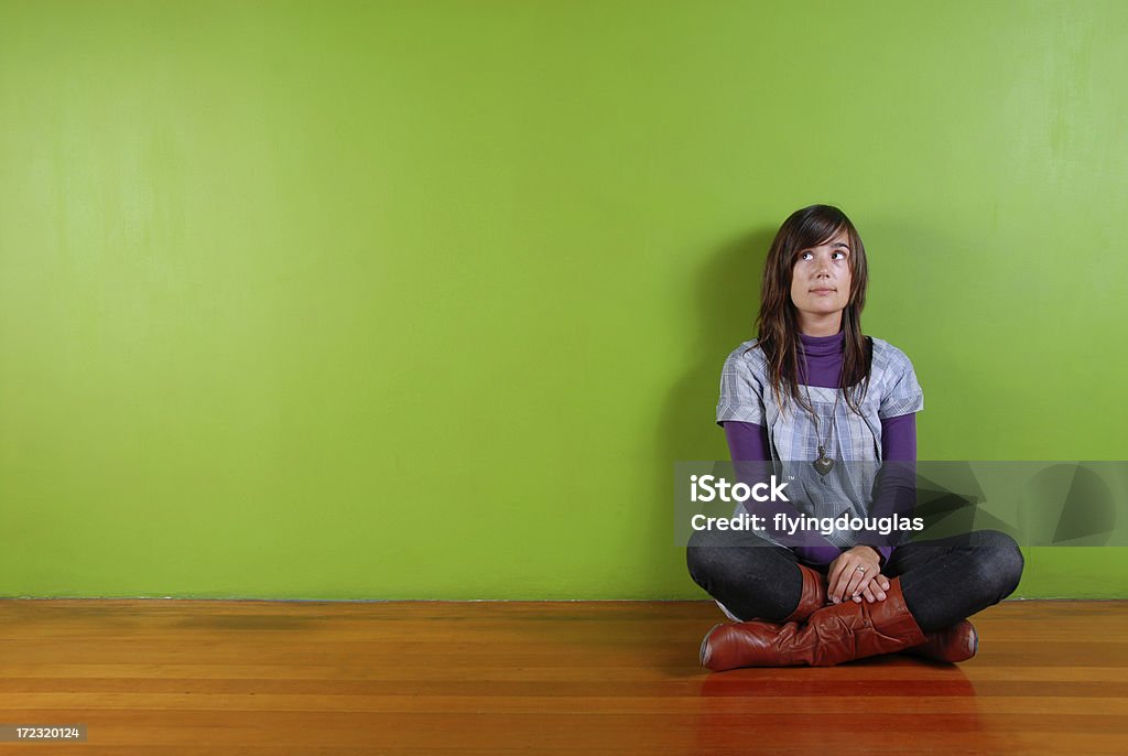 Wonder fille à la recherche à droite de la scène - Photo de Bottes libre de droits