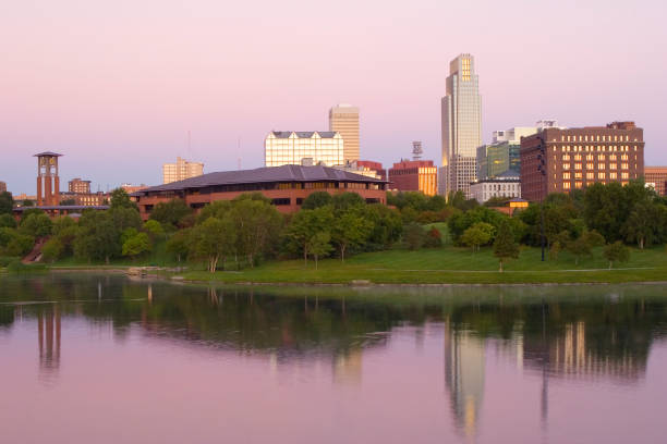 innenstadt-park - omaha nebraska nebraska night downtown district stock-fotos und bilder