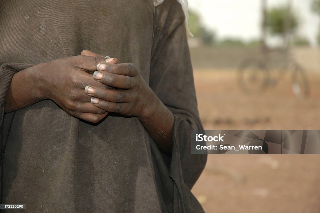 African mains (tenant quelque chose - Photo de Maladie libre de droits
