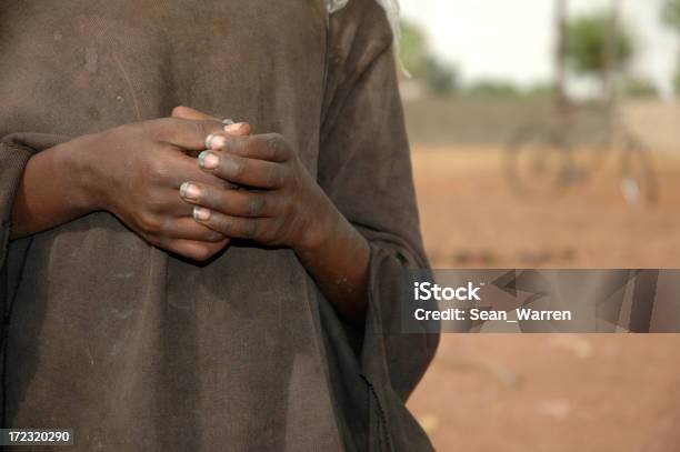 African Mani Tenendo Qualcosa - Fotografie stock e altre immagini di Malattia - Malattia, Povertà, Accudire