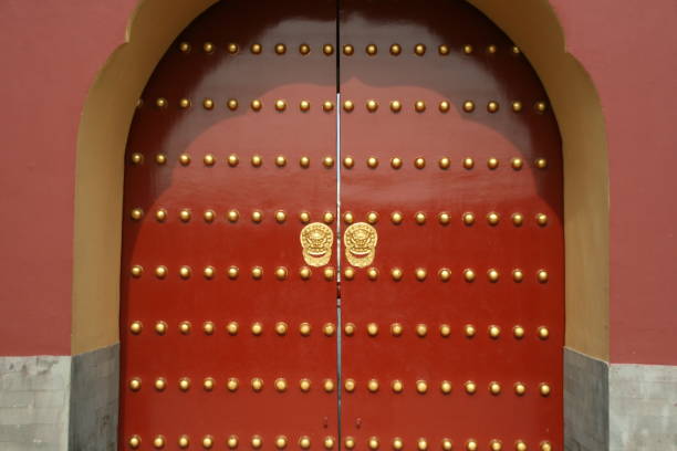 красная дверь - beijing temple of heaven temple door стоковые фото и и�зображения