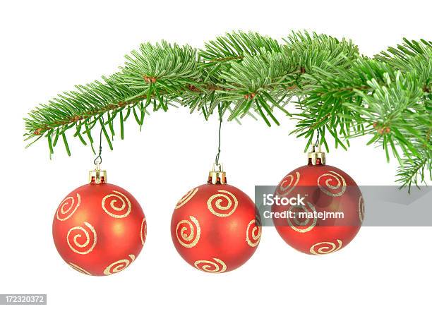 Photo libre de droit de Boules De Noël Rouge banque d'images et plus d'images libres de droit de Arbre - Arbre, Blanc, Boule de Noël