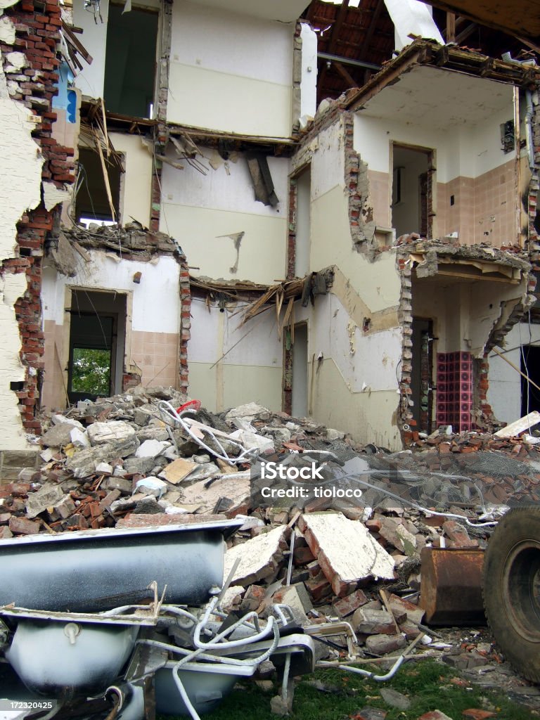 Casa de demolición - Foto de stock de Arte y artesanía libre de derechos