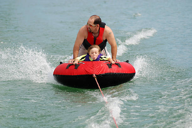 la cannula interna con papà - water sport family inner tube sport foto e immagini stock