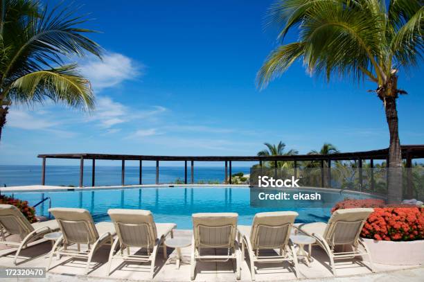 Día Perfecto Para Su Rutina De Ejercicios En La Piscina Foto de stock y más banco de imágenes de Agua