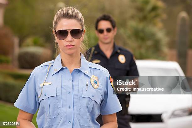 Foto de Polícia Mulher Com Seu Parceiro Em Uma Parada De Tráfego e mais fotos de stock de Força Policial