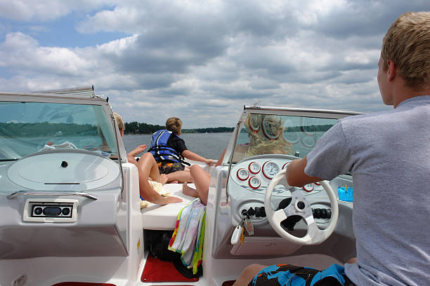 bootsfahrt auf dem see - ölstand stock-fotos und bilder