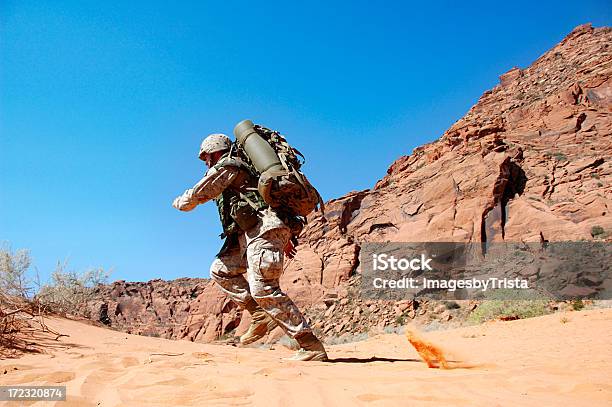 Photo libre de droit de Soldat En Feu banque d'images et plus d'images libres de droit de Activité - Activité, Adulte, Armée