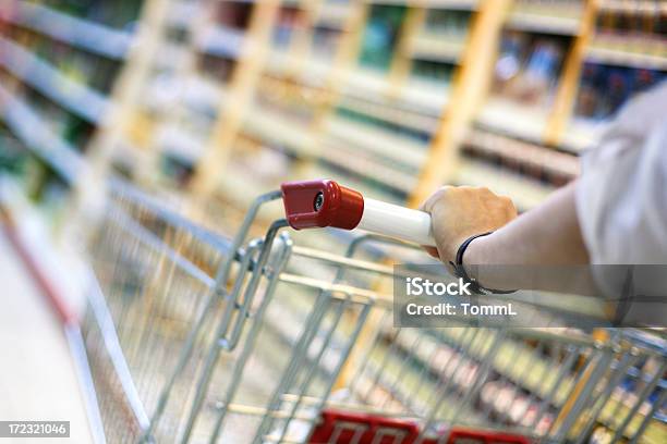 Donna Con Carrello Acquisti - Fotografie stock e altre immagini di Carrello della spesa - Carrello della spesa, Macrofotografia, Adulto