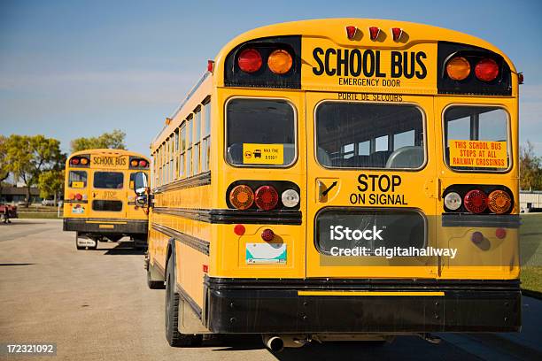 Школьный Автобус Зоне — стоковые фотографии и другие картинки Без людей - Без людей, Вид сзади, Горизонтальный