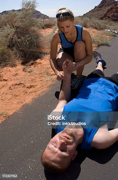 Esgotamento De Calor - Fotografias de stock e mais imagens de Acidentes e Desastres - Acidentes e Desastres, Assistência, Beleza