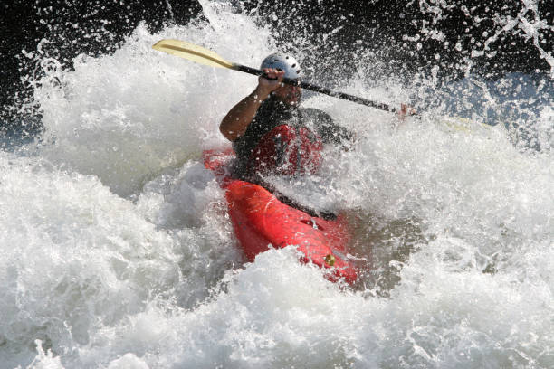 красный белый и поддерживать movin - white water atlanta kayak rapid kayaking стоковые ф�ото и изображения