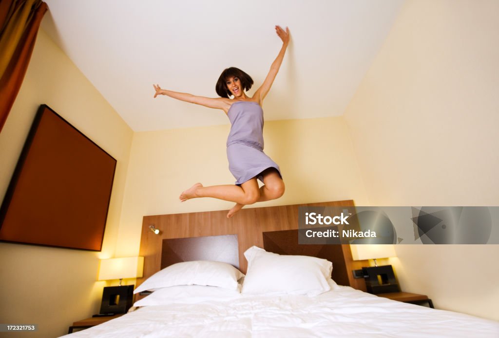 Salto sobre la cama - Foto de stock de Cama libre de derechos