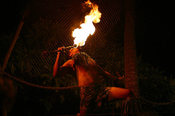 hawaiian feuer tänzer - fire eater fire performance circus performer stock-fotos und bilder