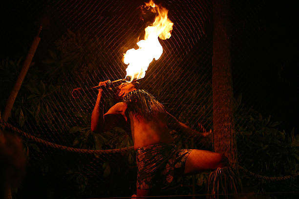hawaiian bailarín de fuego - fire eater fire performance circus performer fotografías e imágenes de stock