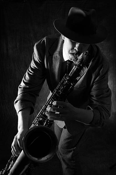 hombre tocando el saxofón en el jazz - men fedora hat 1940s style fotografías e imágenes de stock