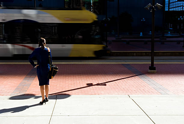 business-frau in den pendlerzug - rush hour commuter shadow focus on shadow stock-fotos und bilder