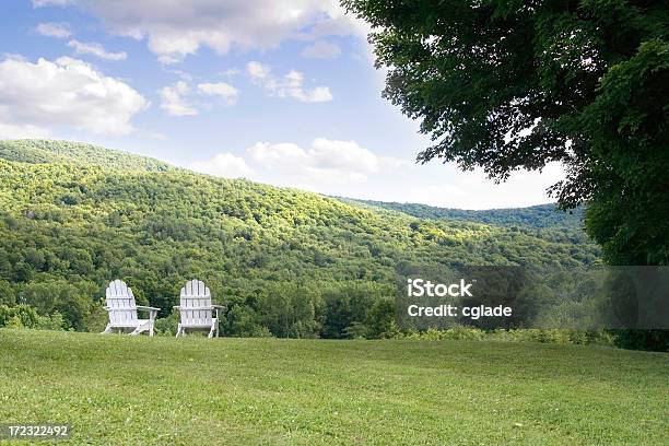 Sommer Adirondackstühle Stockfoto und mehr Bilder von Adirondack-Stuhl - Adirondack-Stuhl, Anhöhe, Baum