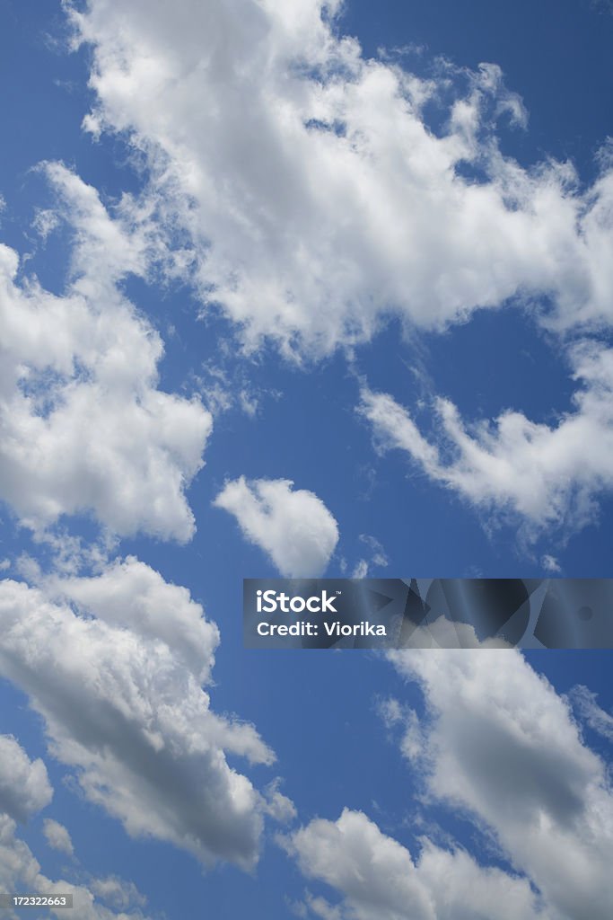 Fondo de nubes en el cielo azul - Foto de stock de Aire libre libre de derechos