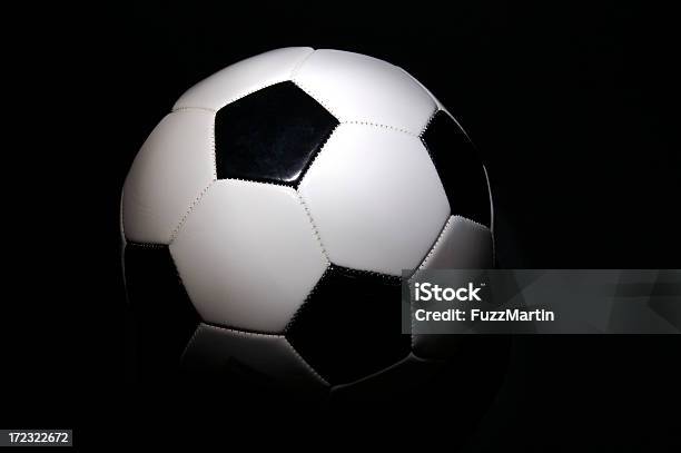 Sotto I Riflettori Calcio - Fotografie stock e altre immagini di Pallone da calcio - Pallone da calcio, Sfondo nero, Calcio - Sport