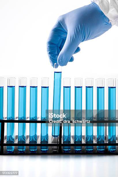 Investigação Científica - Fotografias de stock e mais imagens de Fila - Arranjo - Fila - Arranjo, Laboratório, Cuidados de Saúde e Medicina