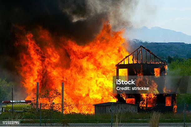 Windblown Haus Feuer Stockfoto und mehr Bilder von Abbrechen - Abbrechen, Abgerissen, Aktivitäten und Sport