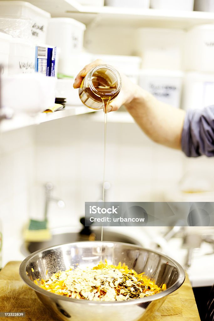 Eingießen Honig, vegetarische Küche - Lizenzfrei Arbeiten Stock-Foto