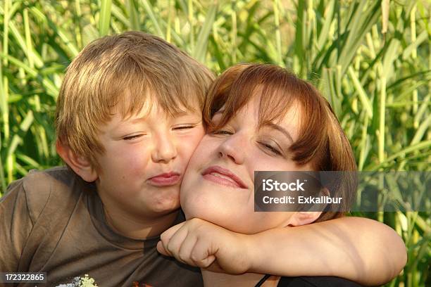 Mãe E Filho - Fotografias de stock e mais imagens de 6-7 Anos - 6-7 Anos, 8-9 Anos, Abraçar
