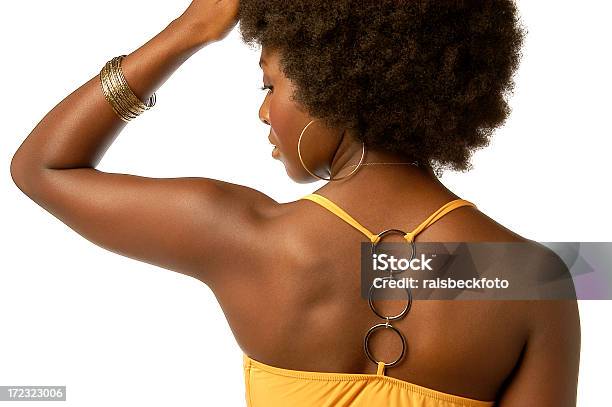 Vista Posterior De Mujer En Vestido Amarillo Foto de stock y más banco de imágenes de Adulto - Adulto, Afro, Afrodescendiente
