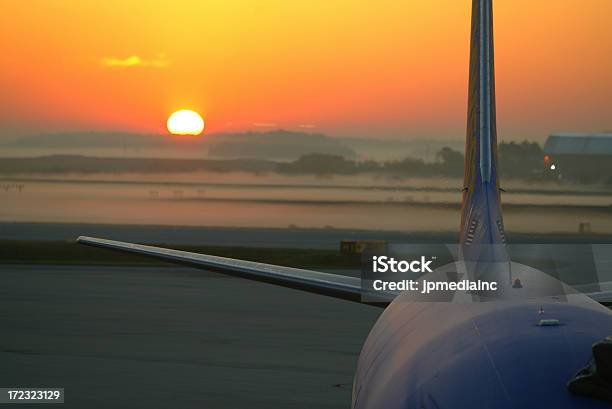 Avião Em Sunrise Pronto Para Viagem De Negócios - Fotografias de stock e mais imagens de Aeroporto - Aeroporto, Aterrar, Atividade Recreativa