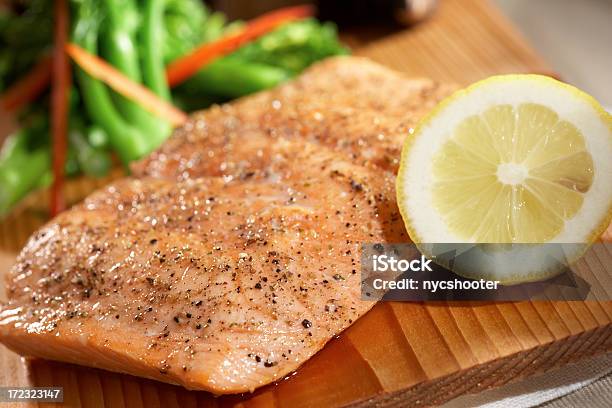 Salmone Fritto In Padella - Fotografie stock e altre immagini di Abbrustolito - Abbrustolito, Salmone - Frutto di mare, Pesce