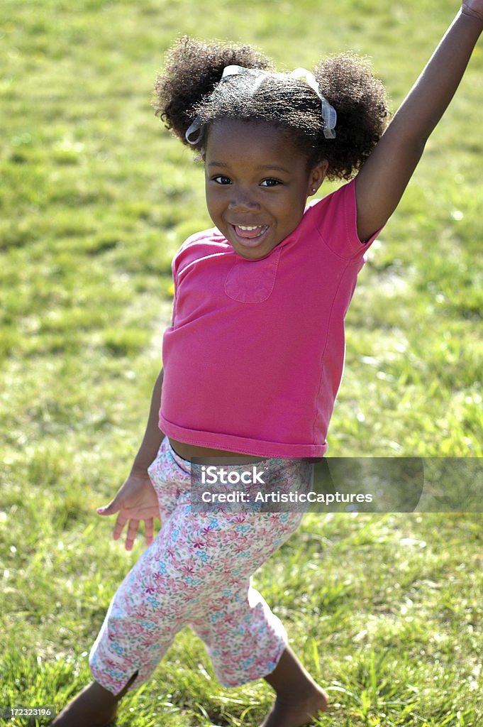 Glückliches kleines Mädchen lachen im Freien - Lizenzfrei Mädchen Stock-Foto