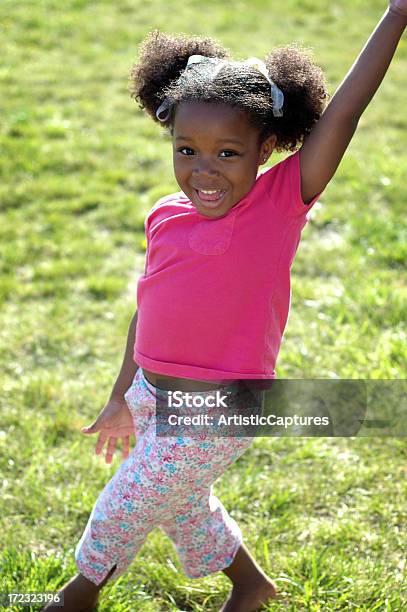 Glückliches Kleines Mädchen Lachen Im Freien Stockfoto und mehr Bilder von Mädchen - Mädchen, Afro-amerikanischer Herkunft, Tanzen