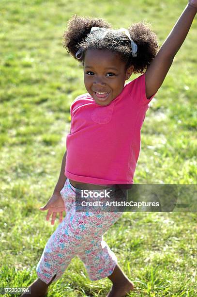 Niña Feliz Riendo Al Aire Libre Foto de stock y más banco de imágenes de Niñas - Niñas, Africano-americano, Bailar