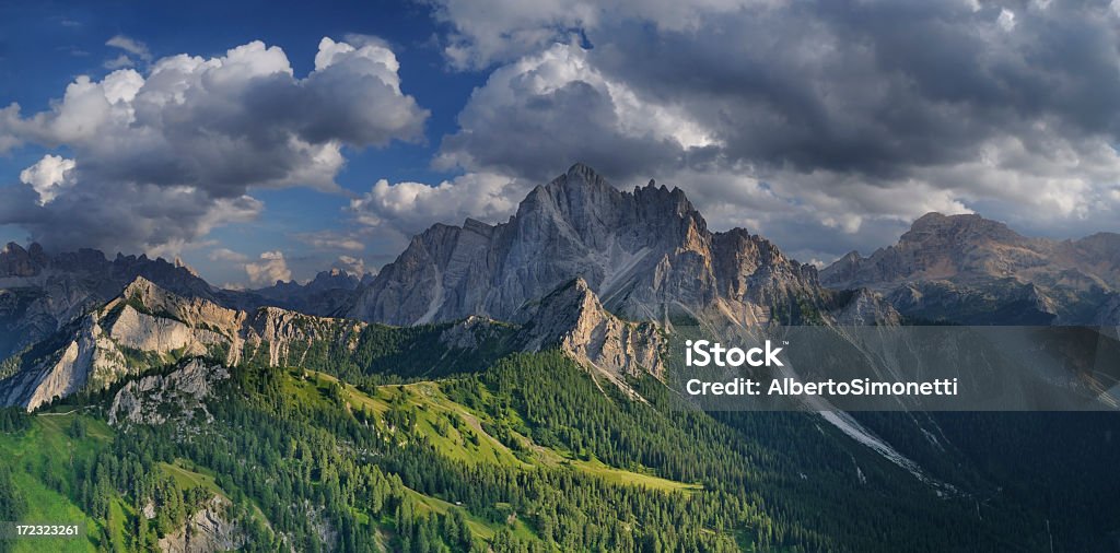 Brooding Storm sobre os Alpes (Vallandro pico Durrenstein, Itália) - Foto de stock de Alto Ádige royalty-free