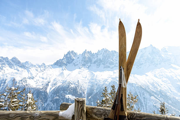 vintage acuáticas y el mont blanc tras massif - ski old wood pair fotografías e imágenes de stock