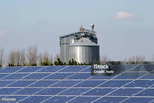 Energii Słonecznej Panele Z Przechowywania Silos - zdjęcia stockowe i więcej obrazów Bez ludzi - Bez ludzi, Elektrownia, Elektrownia słoneczna