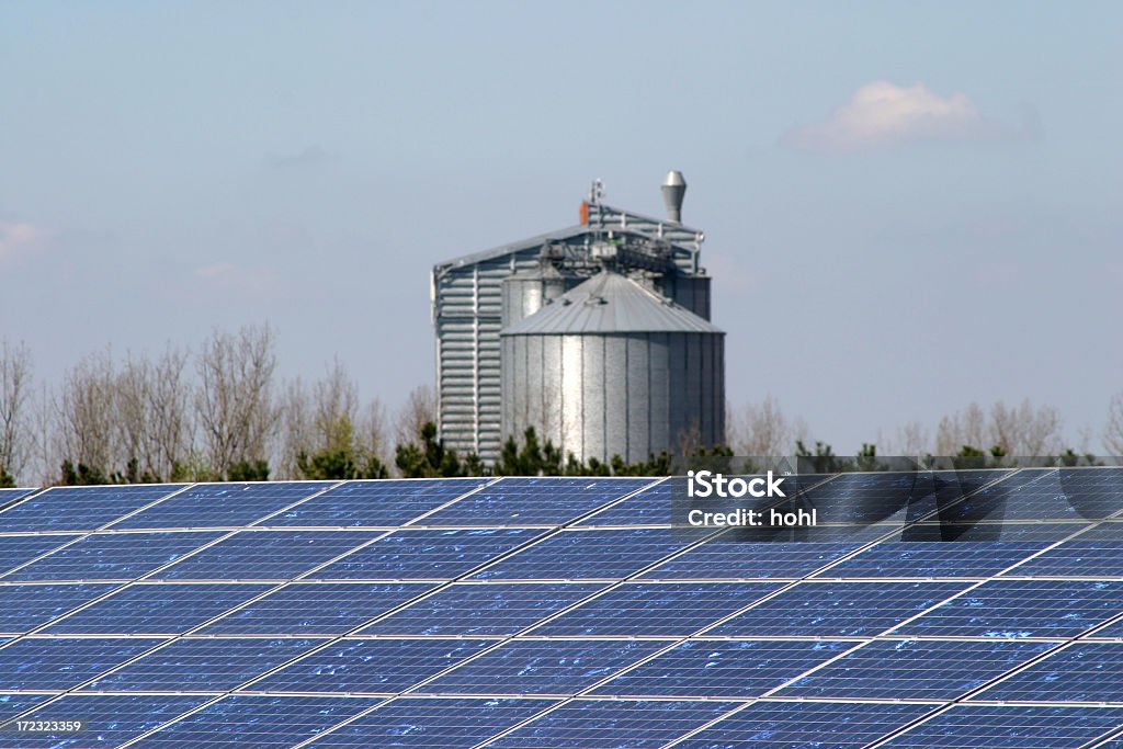 Painéis de energia solar com silo de armazenamento - Royalty-free Azul Foto de stock