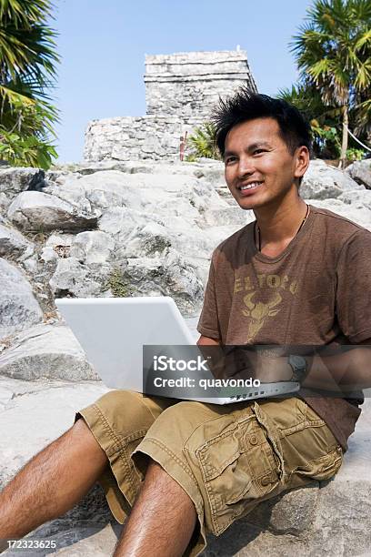 Hombre Joven Asiático Utilizando El Ordenador Portátil Al Aire Libre En México Ruinas Copyspace Foto de stock y más banco de imágenes de 20 a 29 años