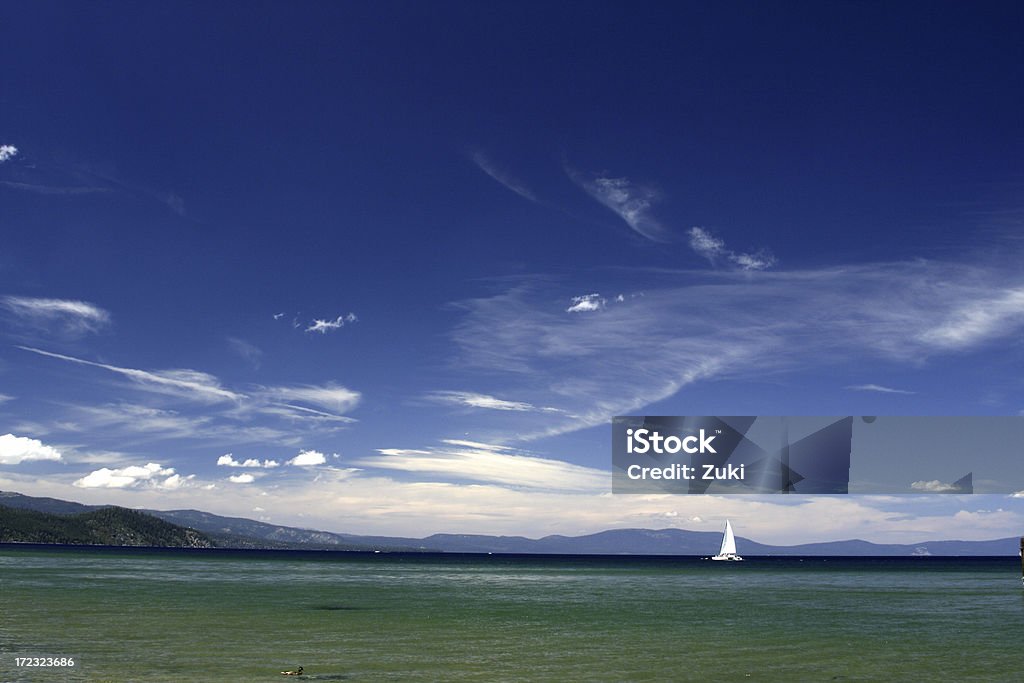 Lone Barca a vela sul lago Tahoe - Foto stock royalty-free di Acqua
