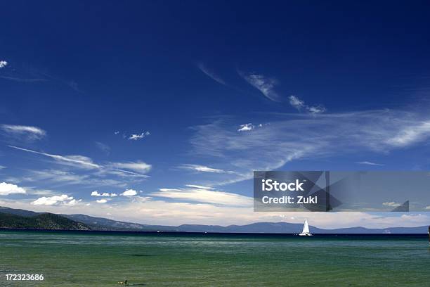 Lone Barca A Vela Sul Lago Tahoe - Fotografie stock e altre immagini di Acqua - Acqua, Ambientazione esterna, Barca a vela