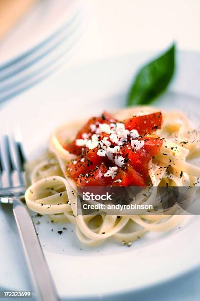 Pasta Con Tomate Foto de stock y más banco de imágenes de Albahaca - Albahaca, Alimento, Cena