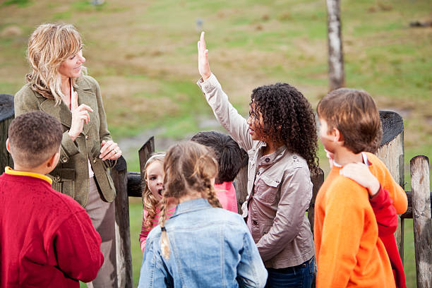 insegnante con un gruppo di bambini in zoo - teaching field trip classroom child foto e immagini stock