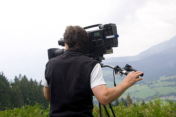 cameraman en el trabajo - videographer video camera operator filming fotografías e imágenes de stock