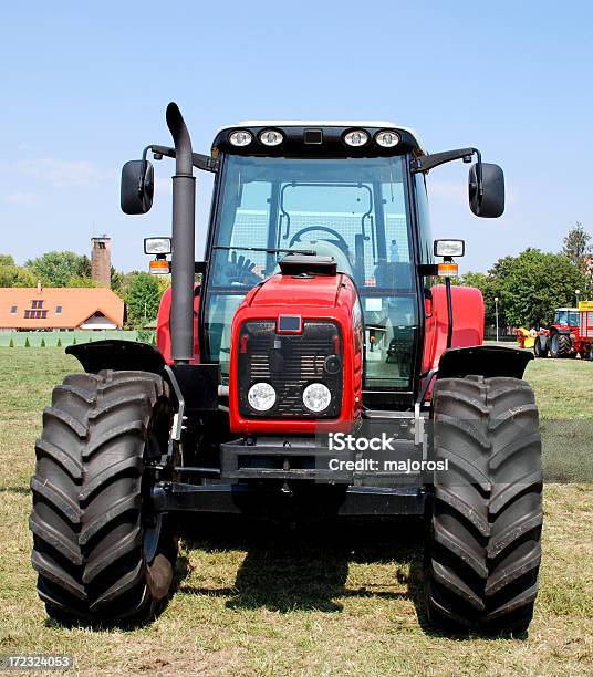 Tractor Nuevo Foto de stock y más banco de imágenes de Tractor - Tractor, Vista de frente, Neumático