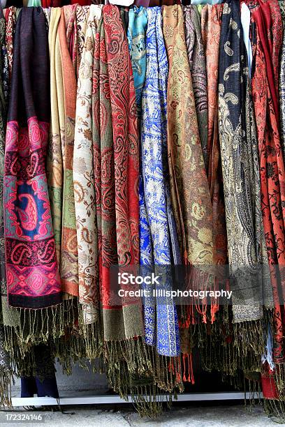 Sciarpe E Shawls Al Mercato In Europa - Fotografie stock e altre immagini di Abbigliamento - Abbigliamento, Ambientazione esterna, Arti e mestieri