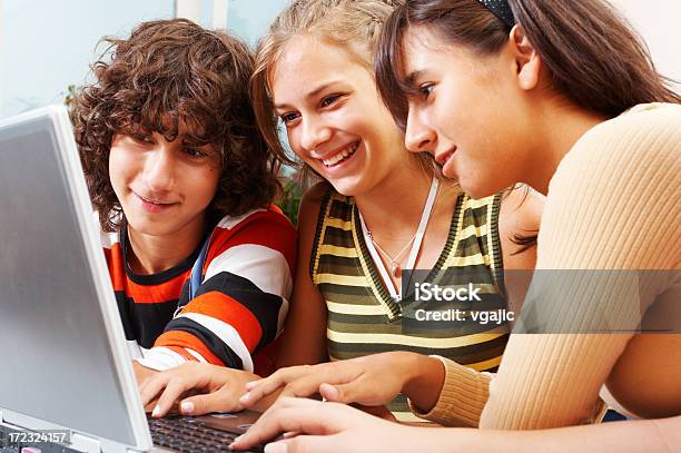 Foto de Alunos Em Aula Aprendendo Desenvolvimento De Web e mais fotos de stock de Três Pessoas - Três Pessoas, Adolescente, Computador
