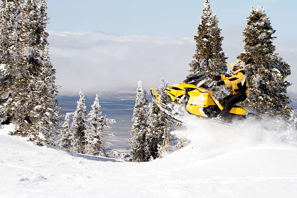 sauter en motoneige - snow jumping snowmobiling sled photos et images de collection
